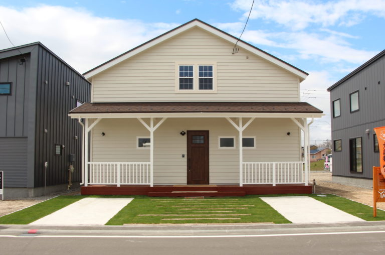 カバードポーチのある家